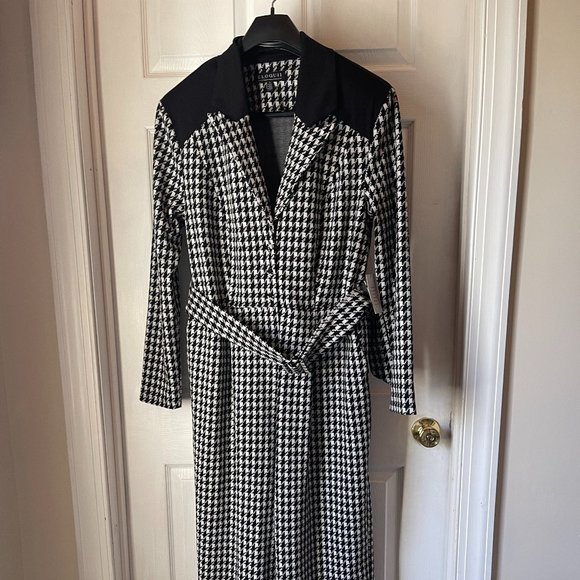 Houndstooth Jumpsuit with Contrast Detail - Picture 3 of 5